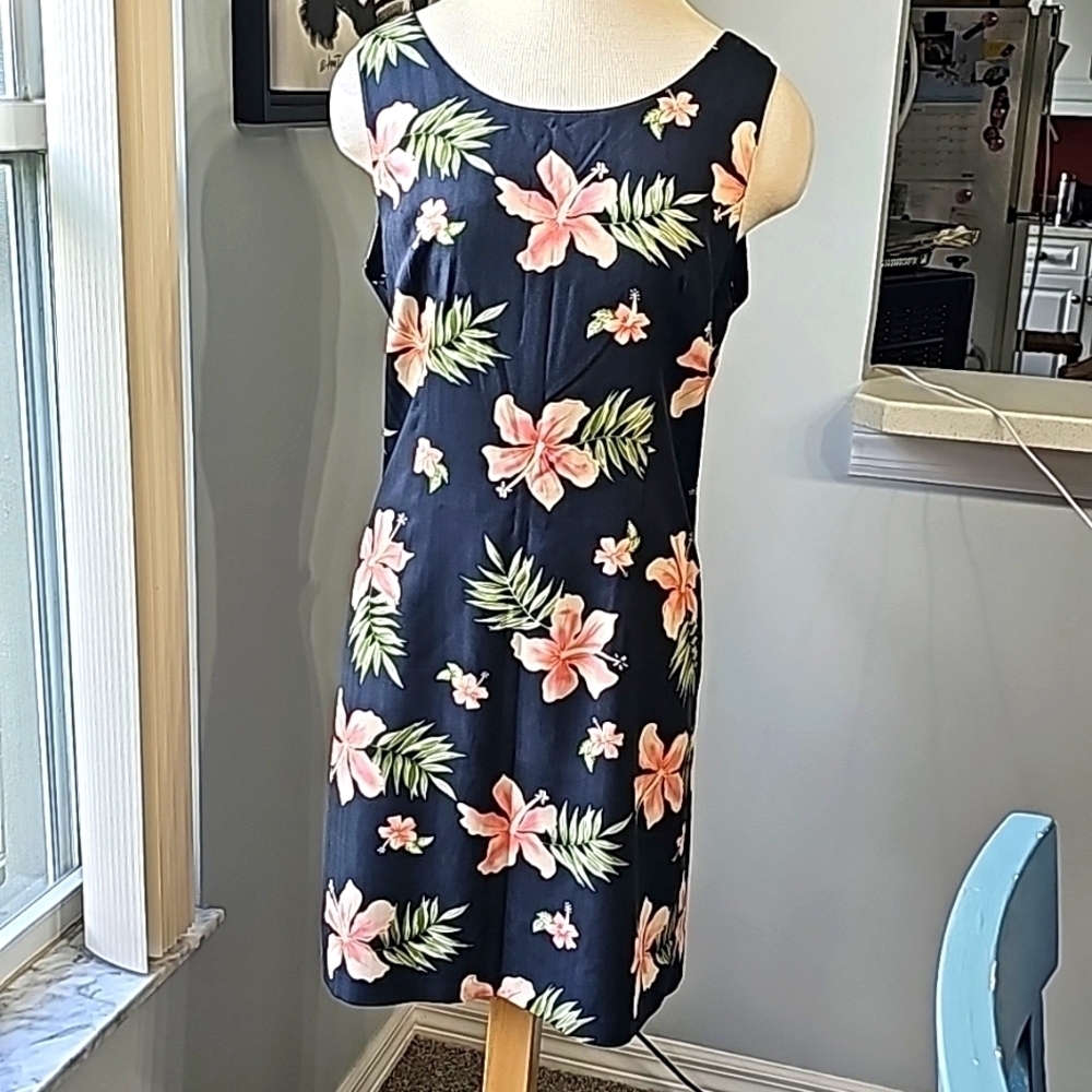 PINEAPPLE MOON, 100% SILK. Black with pink flowers. Back zipper. Large.